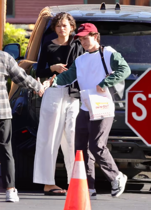 Khoảnh khắc của Zendaya và Tom Holland được chia sẻ vào ngày 25/4.&nbsp;