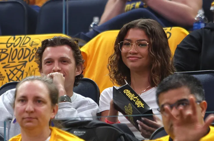 Tom Holland và Zendaya theo dõi trận đấu giữa Los Angeles Lakers và Golden State Warriors trong vòng bán kết khu vực miền Tây giải NBA Playoffs 2023. Ảnh: Getty Images