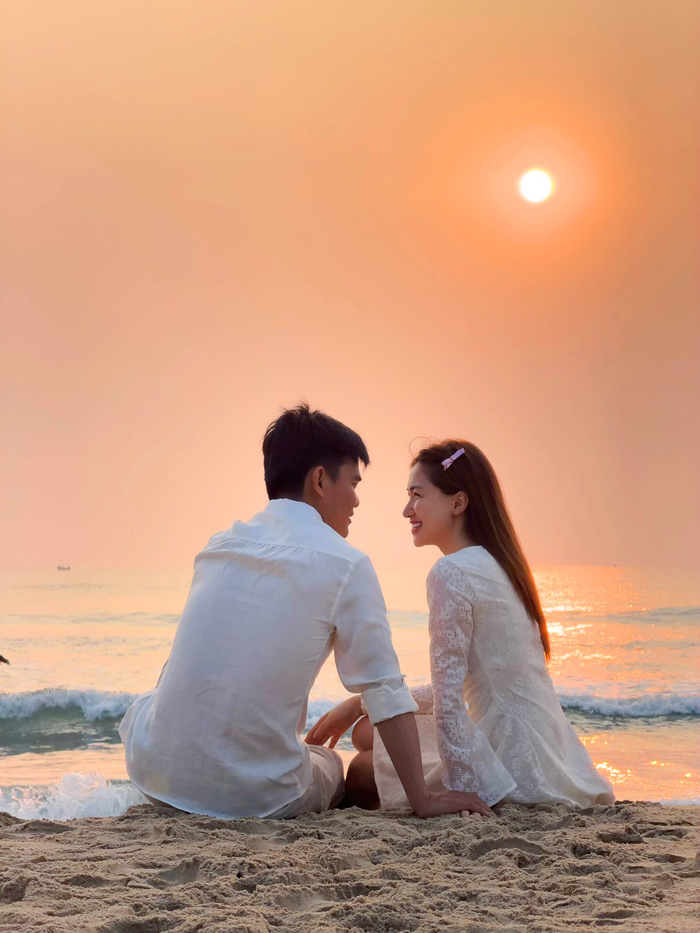 Hòa Minzy chia sẻ khoảnh khắc hạnh phúc, bình yên bên chồng sắp cưới trong chuyến du lịch gần đây.