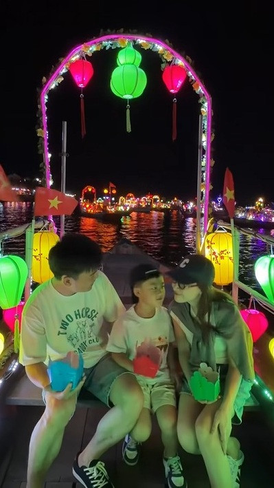 Con trai của Hòa Minzy vui vẻ, hạnh phúc khi đón nhận tình yêu thương từ mẹ và 'bố Cương'.