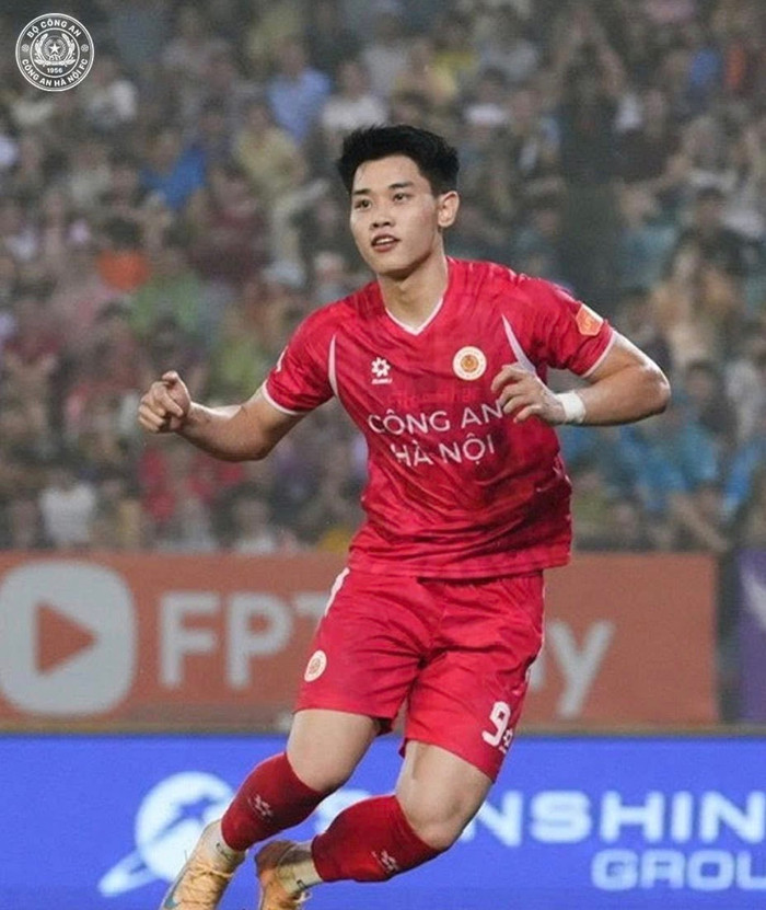 Tiền đạo Nguyễn Đình Bắc đang trở thành cái tên “đáng sợ” nhất V.League thời điểm hiện tại. Ảnh: CLB CAHN