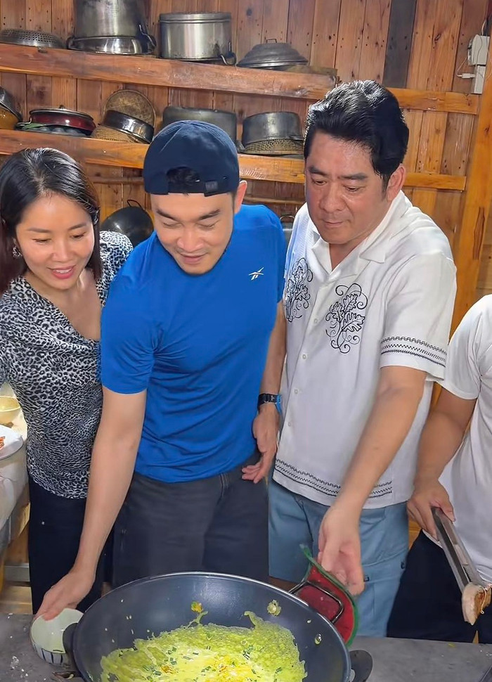 Huỳnh Anh Tuấn vui vẻ, cùng nấu ăn bên các đồng nghiệp thân thiết là Lê Phương, Trương Minh Quốc Thái...