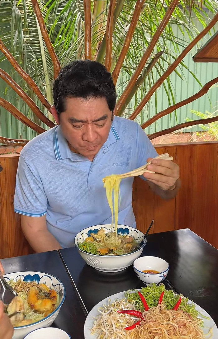 Nhiều khán giả thấy mừng khi nam diễn viên hồi phục nhiều sau biến cố sức khỏe.