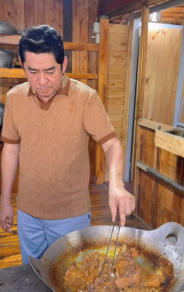 Gần đây, nam diễn viên thường xuyên đăng tải clip nấu ăn như trước khi xảy ra đột quỵ.