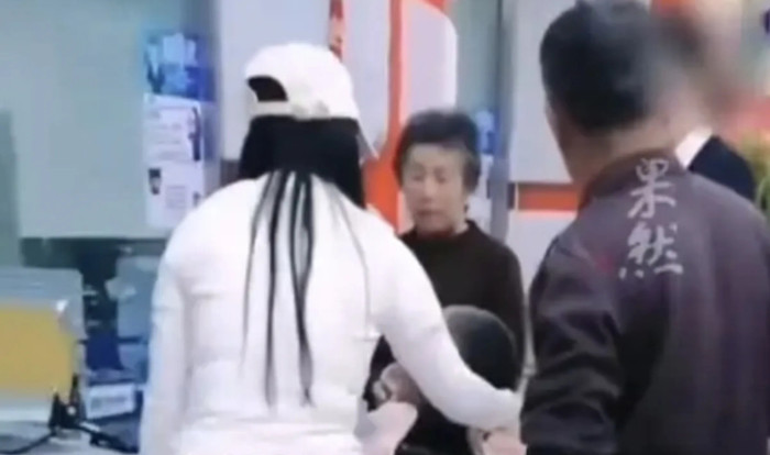 Đưa bệnh nhân hấp hối đến ngân hàng vẫn bị từ chối rút tiền, dư luận phẫn nộ Ảnh 1