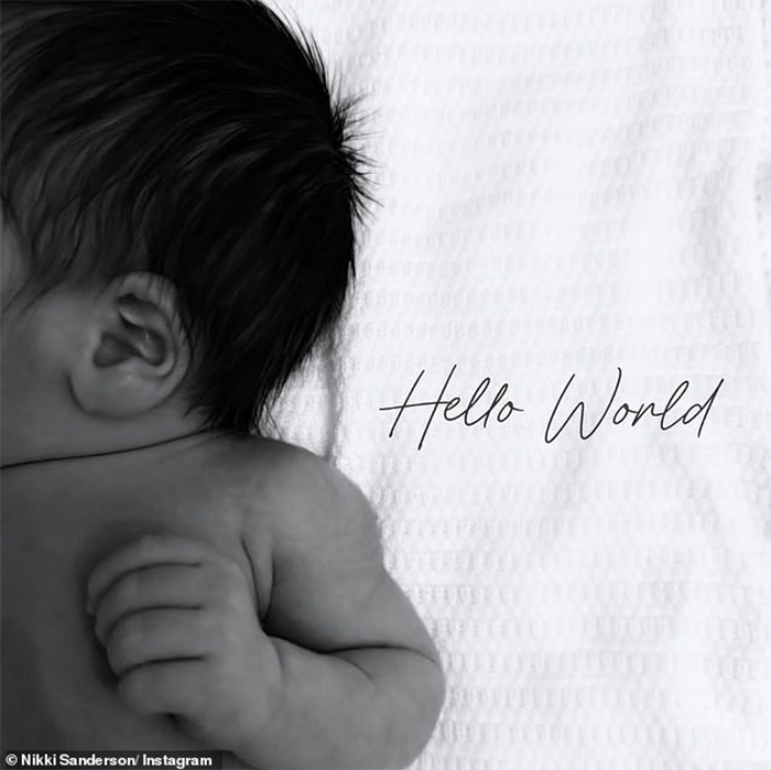 Nữ diễn viên Nikki Sanderson chia sẻ hình ảnh đầu tiên của con.