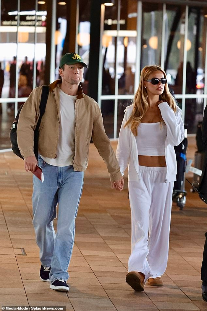 Khoảnh khắc người mẫu Brookes Nader và Taron Egerton bị bắt gặp tại Úc mới đây.