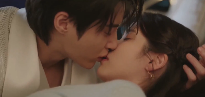Cảnh hôn của IU và Byeon Woo Seok giúp rating phim lên tới đỉnh.