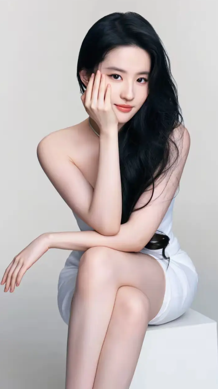 Cận cảnh nhan sắc thanh tú cùng thần thái thoát tục của 'Thần tiên tỷ tỷ' Lưu Diệc Phi.Ảnh: Sohu