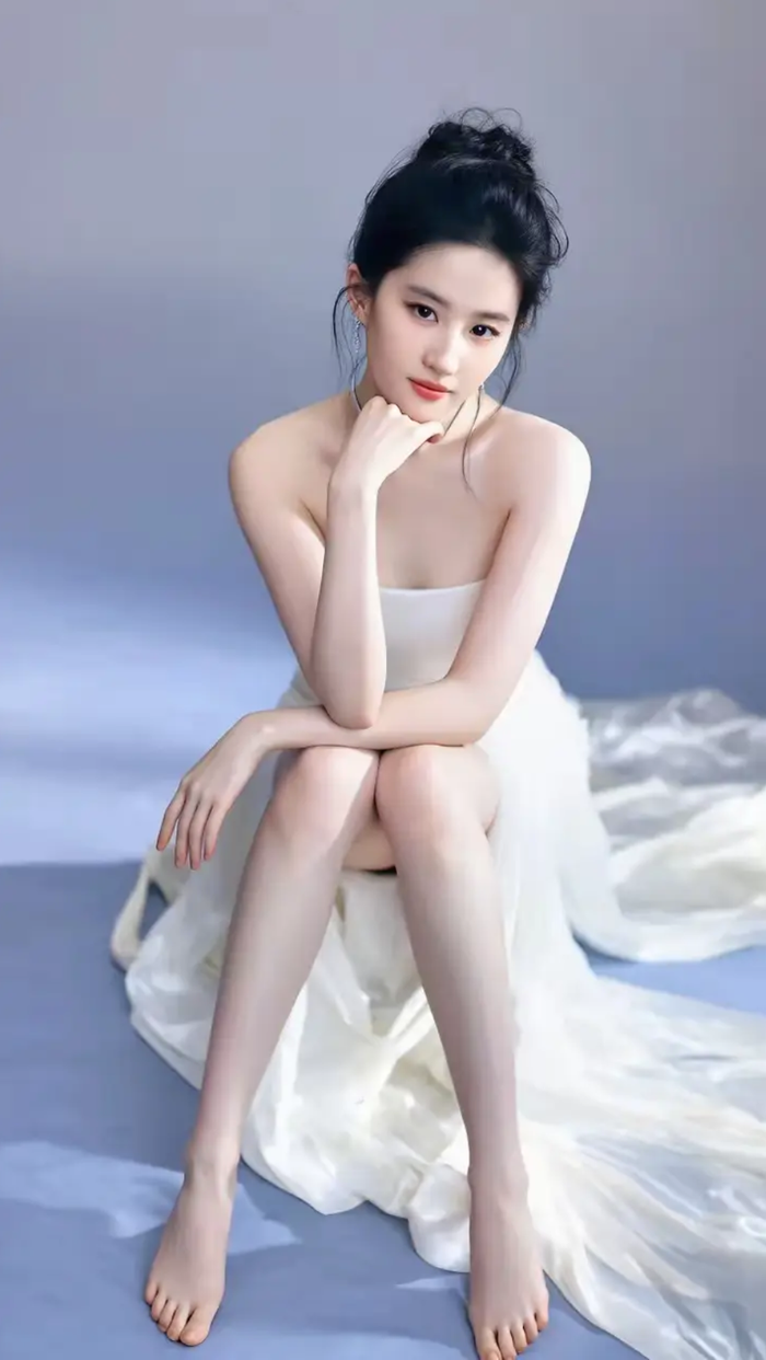 Thần thái sang trọng của 'Thần tiên tỷ tỷ' khiến người hâm mộ kỳ vọng vào một vai diễn điện ảnh tầm cỡ. Ảnh: Sohu