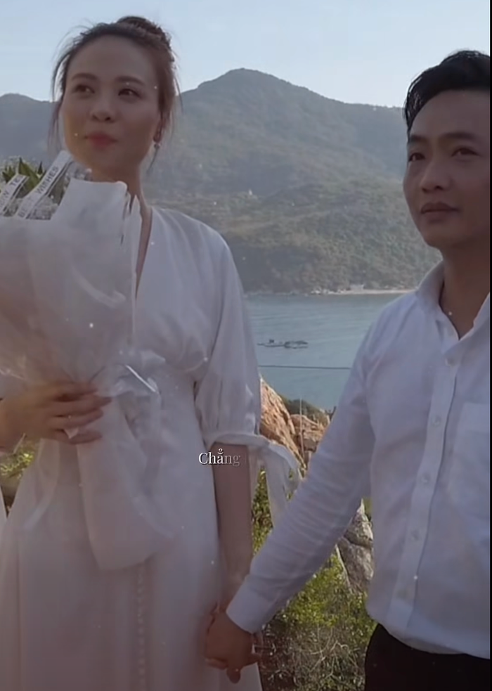 Khoảnh khắc cặp đôi nắm chặt tay nhau như một lời khẳng định về sự gắn bó.