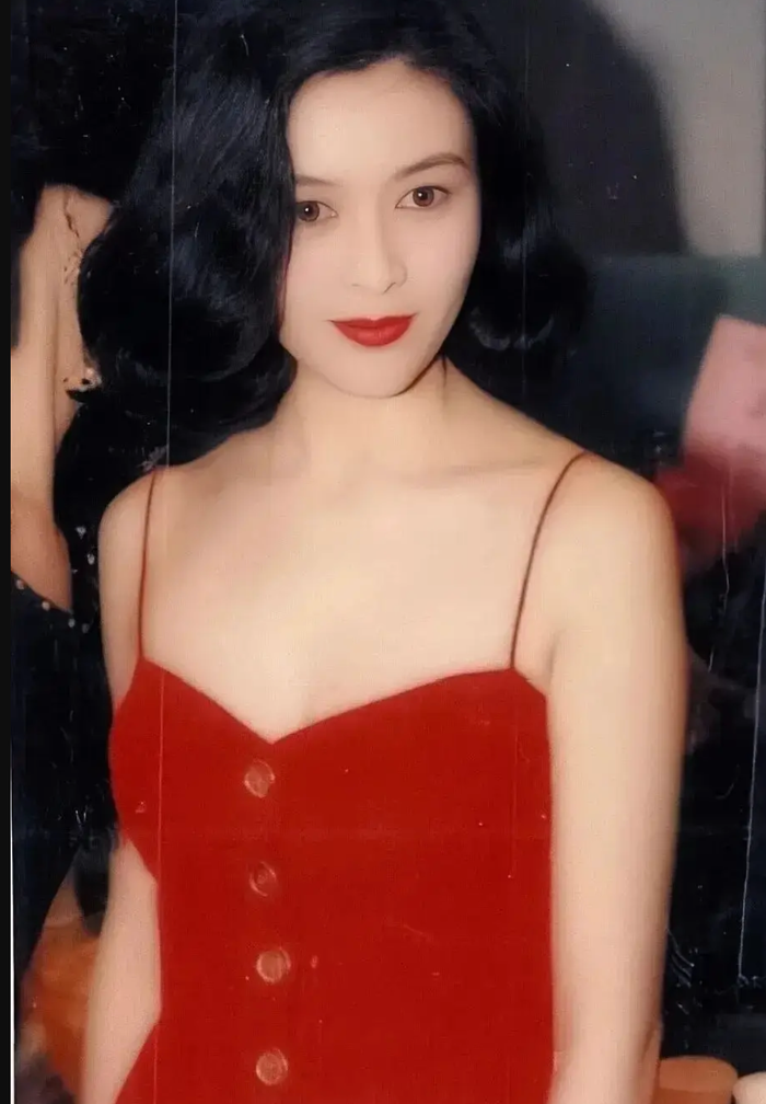 'Đệ nhất mỹ nhân Hương Cảng' sở hữu đôi mắt biết nói và đường nét hoàn hảo như tạc tượng, khiến bao trái tim thổn thức.