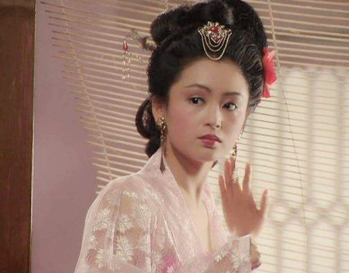 Trần Hồng nổi tiếng với vai Điêu Thuyền xinh đẹp trong Tam Quốc Diễn Nghĩa.&nbsp;