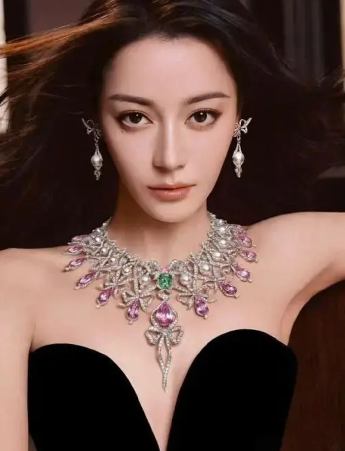 Mỹ nhân Tân Cương với vẻ đẹp lai hiện đại, vừa lộng lẫy vừa sang trọng, chiếm trọn mọi ánh nhìn.&nbsp;