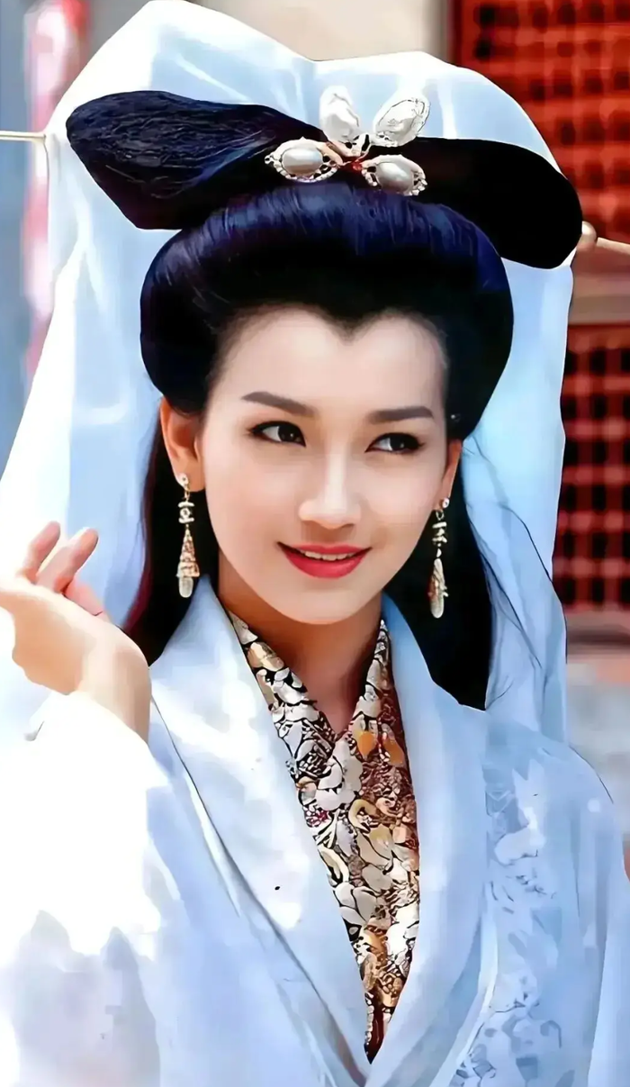 Đóa hoa thanh lịch vượt thời gian, hiện thân của vẻ đẹp thoát tục qua hình tượng Bạch Nương Tử kinh điển