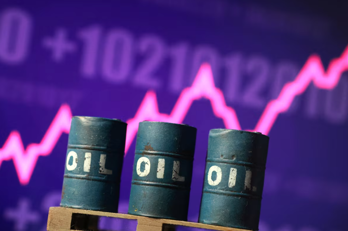 Giá dầu thế giới bật tăng trong phiên đầu tuần, trong khi hợp đồng tương lai chứng khoán Mỹ suy yếu (Ảnh: Reuters).