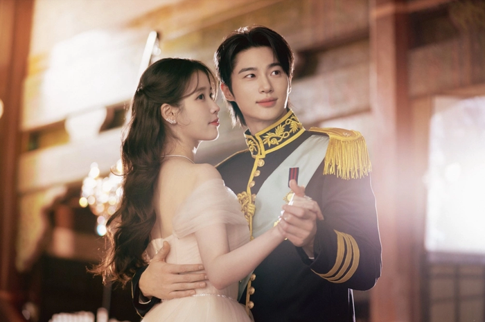 Dự án có sự tham gia của IU và Byeon Woo Seok nhanh chóng trở thành tâm điểm. Lấy bối cảnh giả định về chế độ quân chủ lập hiến hiện đại, phim kết hợp yếu tố chính trị và tình cảm thông qua câu chuyện hôn nhân hợp đồng giữa một nữ tài phiệt và hoàng tử, tạo nên sức hút lớn trên các nền tảng trực tuyến.