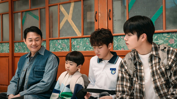 Sự góp mặt của Park Sung Woong giúp bộ phim mang màu sắc gia đình trở nên đáng chú ý. Bối cảnh nông thôn với nhịp sống chậm rãi là nền tảng để câu chuyện về một gia đình thành phố tìm lại giá trị gắn kết được triển khai, phù hợp với xu hướng nội dung chữa lành đang thịnh hành.