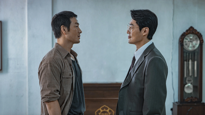 Với sự tham gia của Park Hae Soo, Lee Hee Joon và Kwak Sun Young, bộ phim trinh thám này gây chú ý khi lấy cảm hứng từ vụ án Hwaseong nổi tiếng. Câu chuyện xoay quanh một cảnh sát bị giáng chức và hành trình hợp tác cùng công tố viên để lật lại vụ án kéo dài hơn ba thập kỷ, mang màu sắc u ám và căng thẳng.