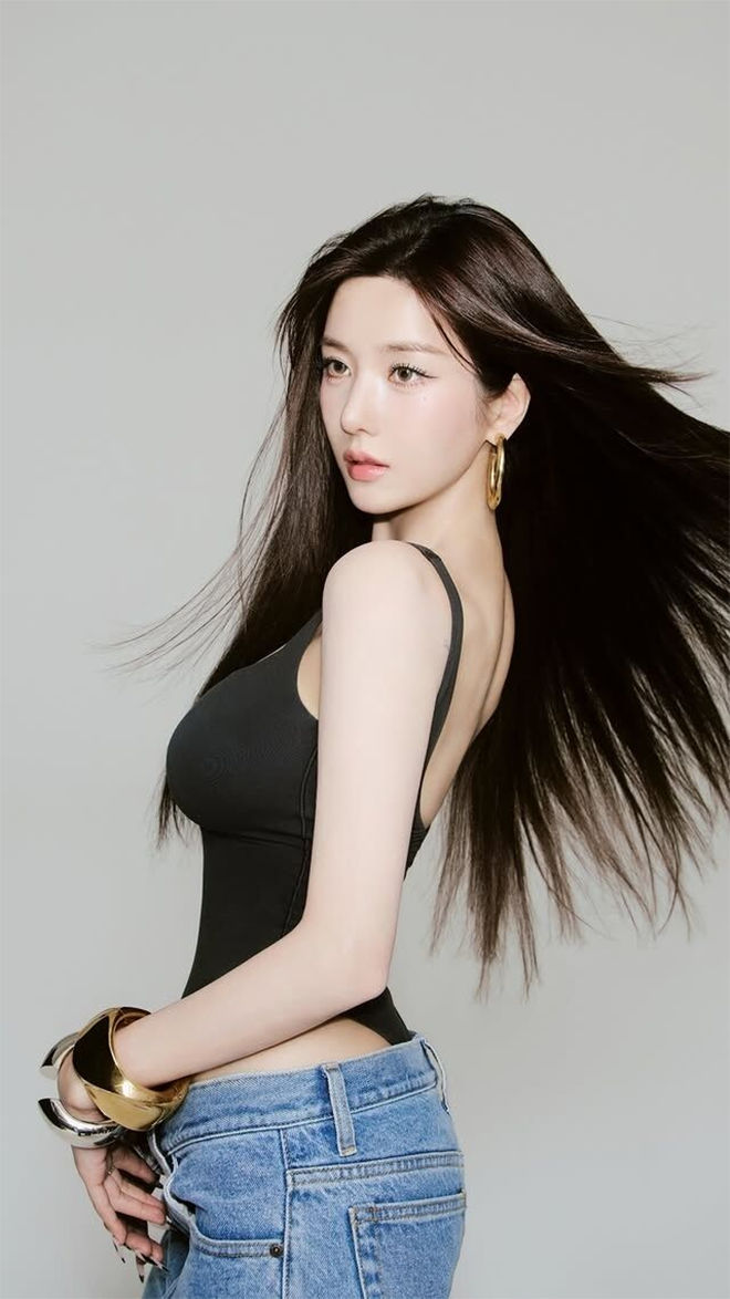 Hình ảnh mới của nữ ca sĩ Kwon Eun Bi khiến dư luận bàn tán xôn xao.