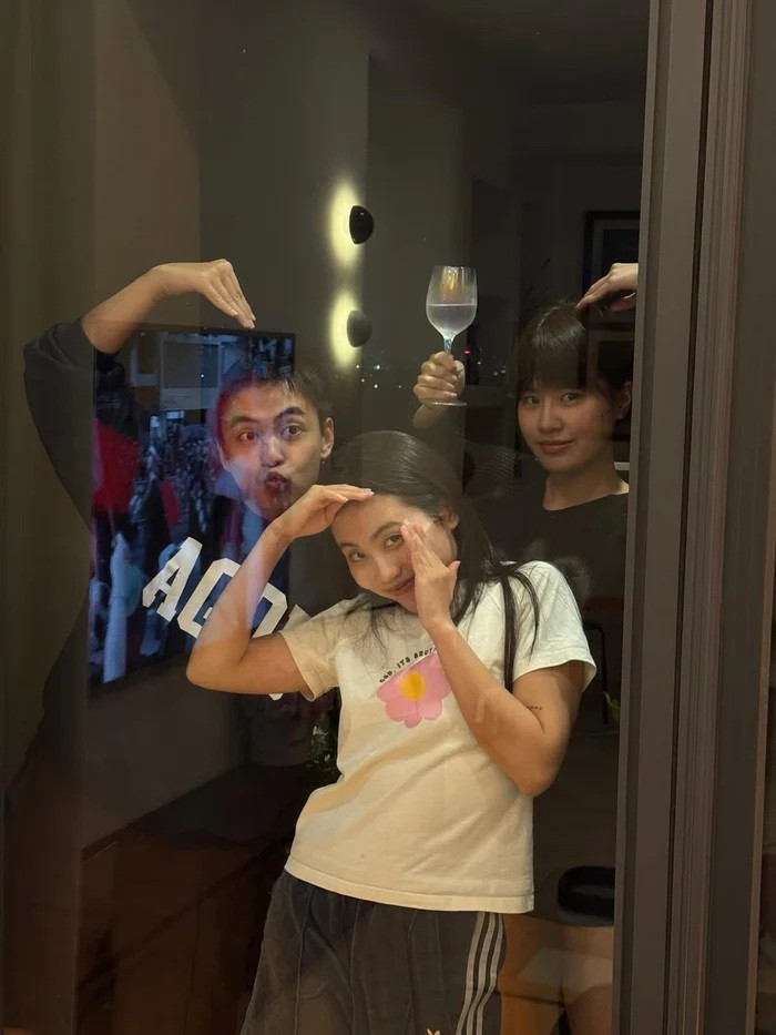 Khoảnh khắc nữ ca sĩ thân thiết bên Ben Phạm và rapper Pháo.