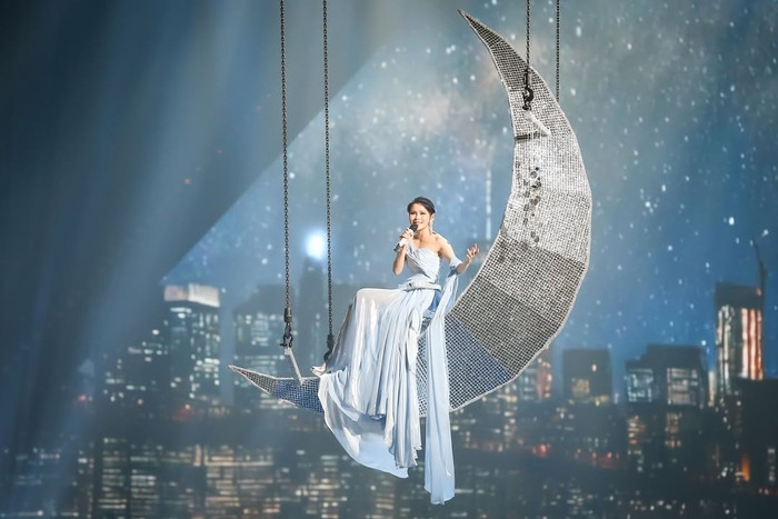 Nữ ca sĩ bật khóc trên sân khấu, tiết lộ mắc chứng teo dây thanh quản Ảnh 4