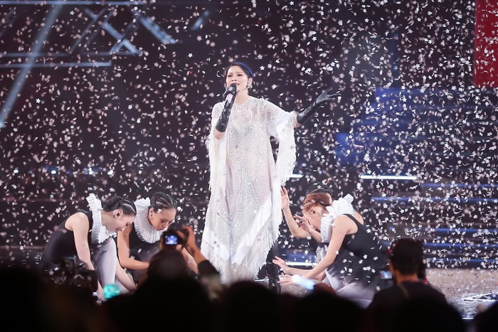 Nữ ca sĩ bật khóc trên sân khấu, tiết lộ mắc chứng teo dây thanh quản Ảnh 1