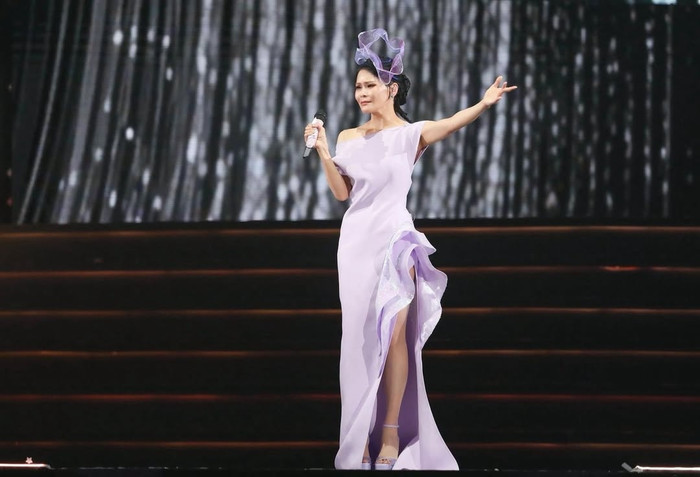 Nữ ca sĩ bật khóc trên sân khấu, tiết lộ mắc chứng teo dây thanh quản Ảnh 2
