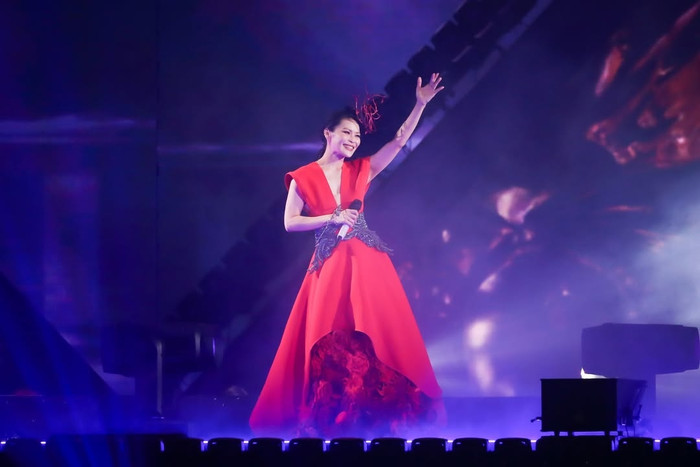 Nữ ca sĩ bật khóc trên sân khấu, tiết lộ mắc chứng teo dây thanh quản Ảnh 3