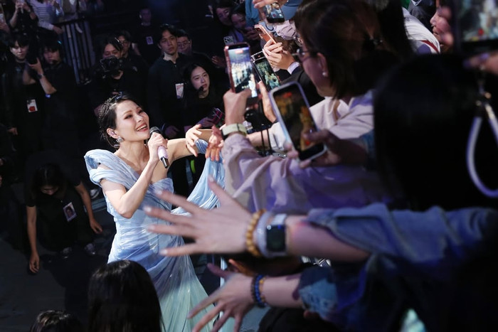 Nữ ca sĩ bật khóc trên sân khấu, tiết lộ mắc chứng teo dây thanh quản Ảnh 5