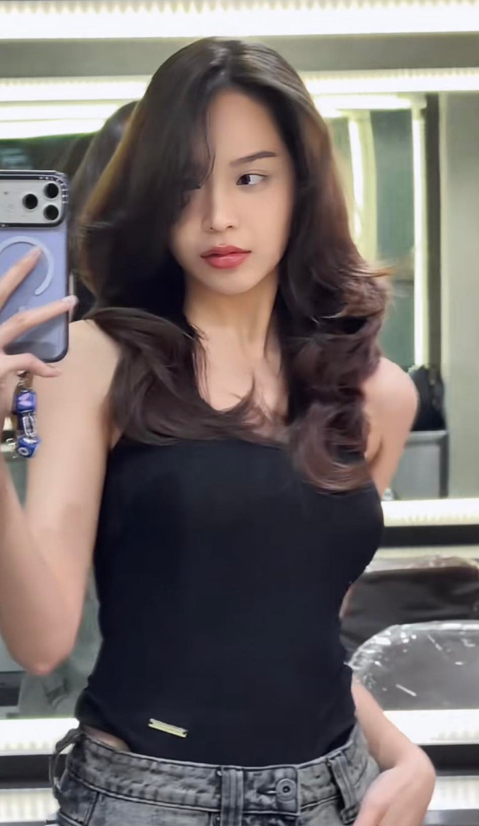 Nhiều khán giả nhận xét nàng hậu sinh năm 2002 ngày càng có phong cách thời trang táo bạo, quyến rũ.