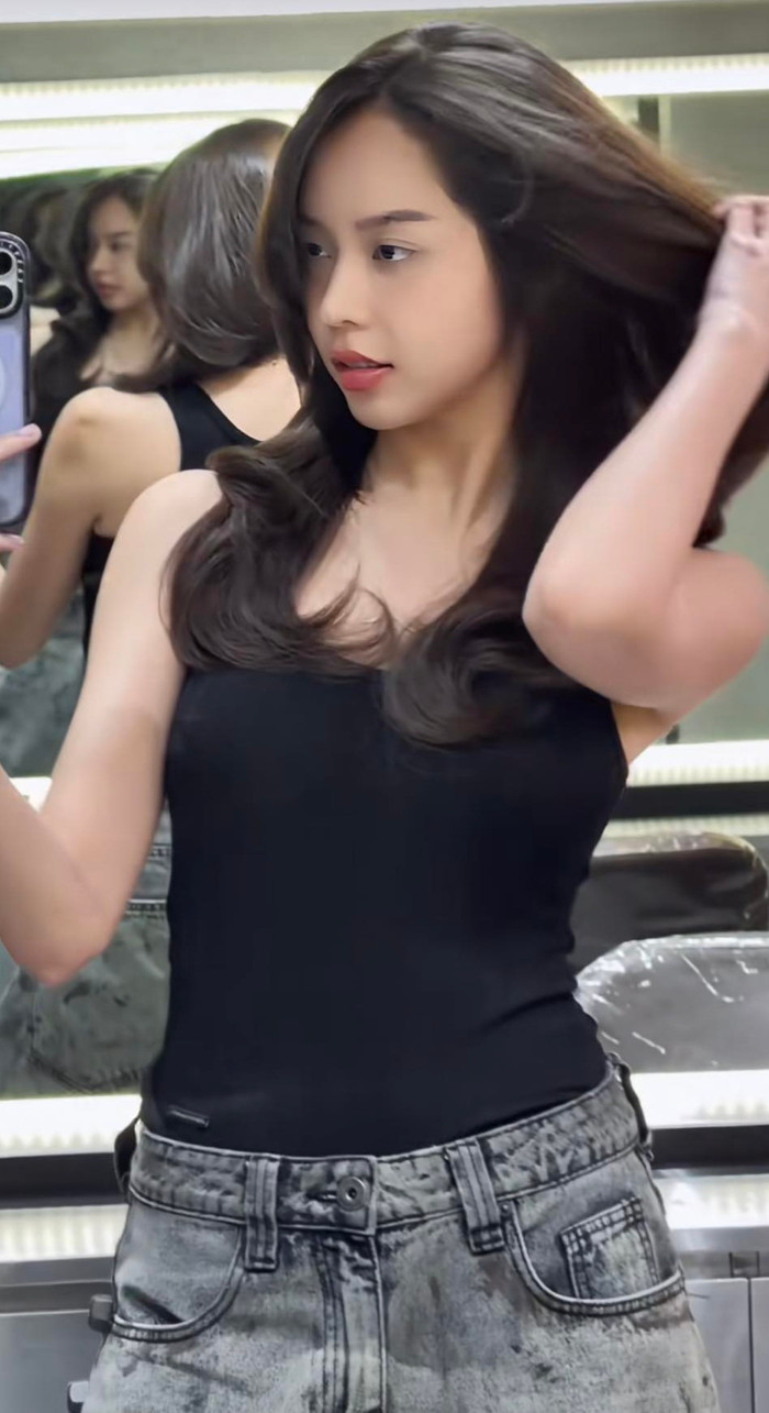 Hình ảnh trẻ trung nhưng không kém phần quyến rũ của Hoa hậu Thanh Thủy.