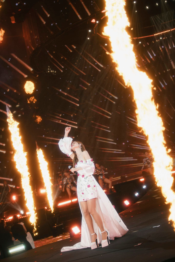 Đông Nhi gặp sự cố nguy hiểm trên sân khấu, cộng đồng mạng bức xúc Ảnh 3