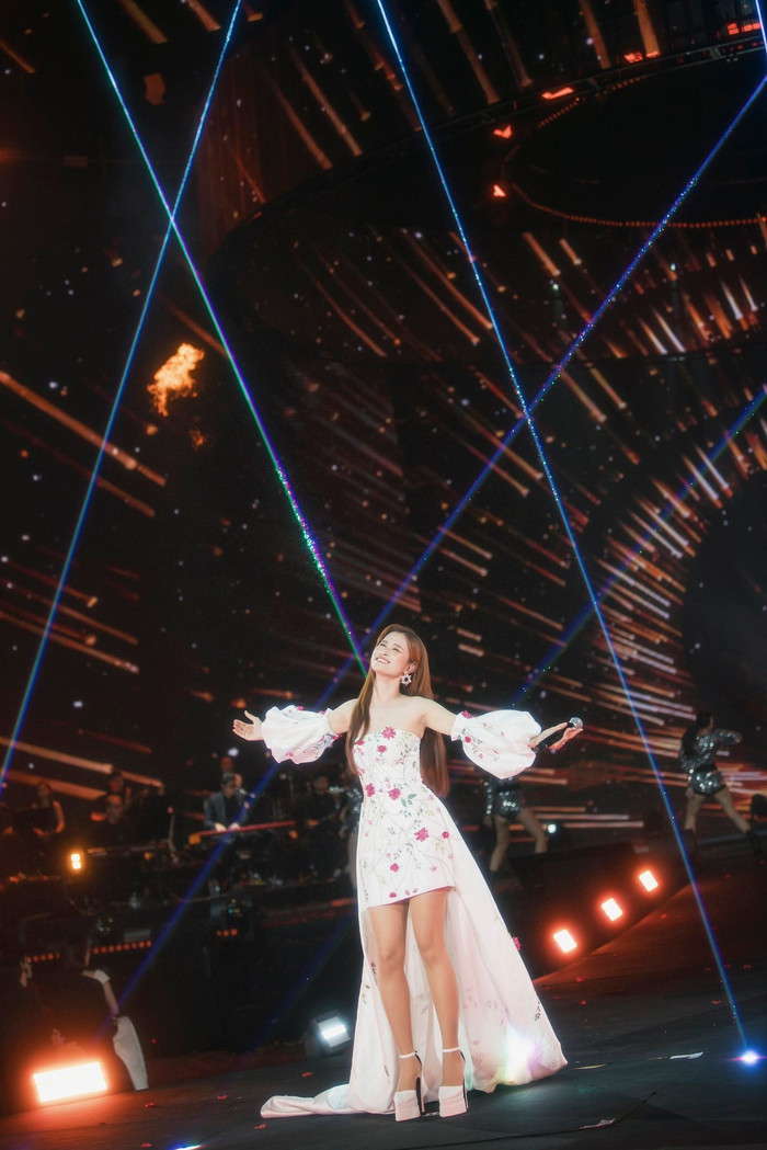 Đông Nhi gặp sự cố nguy hiểm trên sân khấu, cộng đồng mạng bức xúc Ảnh 7