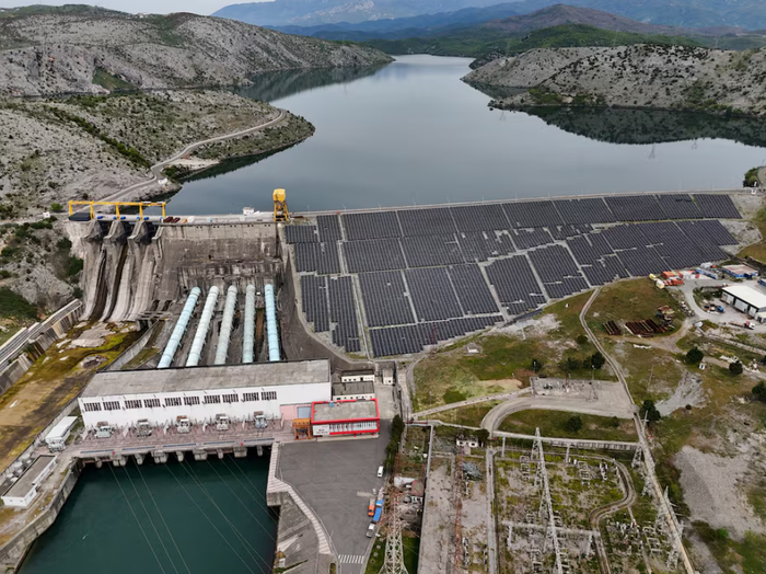 Hồ chứa, đập và các tấm pin mặt trời tại nhà máy thủy điện ở Vau i Dejes, Albania. Ảnh: Reuters