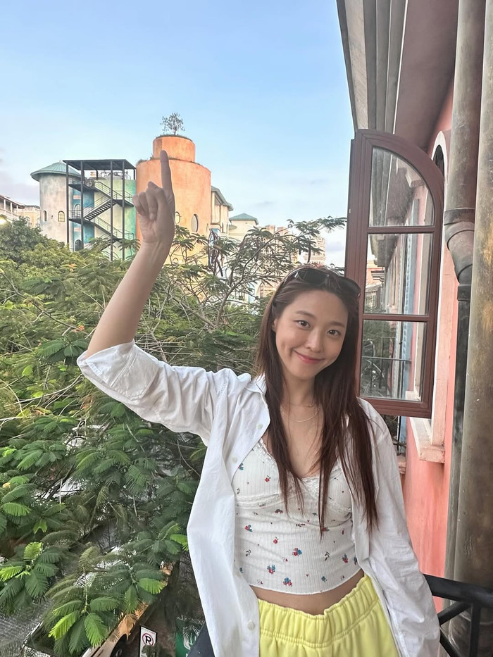 Seolhyun thoải mái để mặc mộc, ăn diện trẻ trung khi sang Việt Nam đi du lịch. Ảnh: IGNV