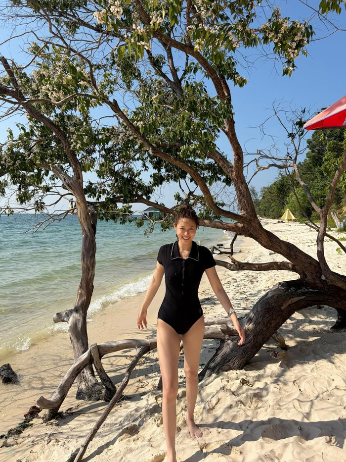 Seolhyun diện bikini, cười tươi rói trong lúc chụp ảnh 'sống ảo'. Ảnh: IGNV