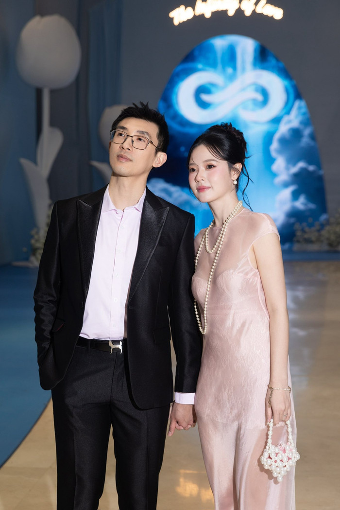 Chồng Midu luôn nắm tay vợ, hết mực quan tâm đối phương mỗi khi xuất hiện trước công chúng. Ảnh: FBNV