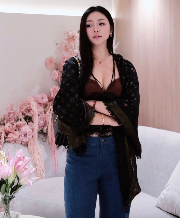 Quỳnh Kool khéo khoe đường cong cơ thể quyến rũ. Ảnh: FBNV