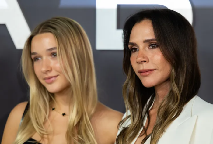 Harper Beckham và Victoria Beckham tham dự buổi ra mắt toàn cầu phim Victoria Beckham tại rạp Curzon Mayfair vào 8/10/2025. Ảnh: Getty Images