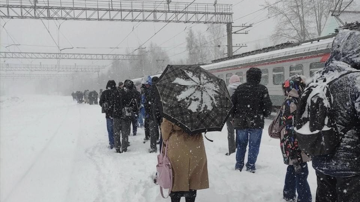 Bão tuyết hiếm gặp tấn công Moscow khiến giao thông tê liệt, hàng chục làng mất điện Ảnh 3