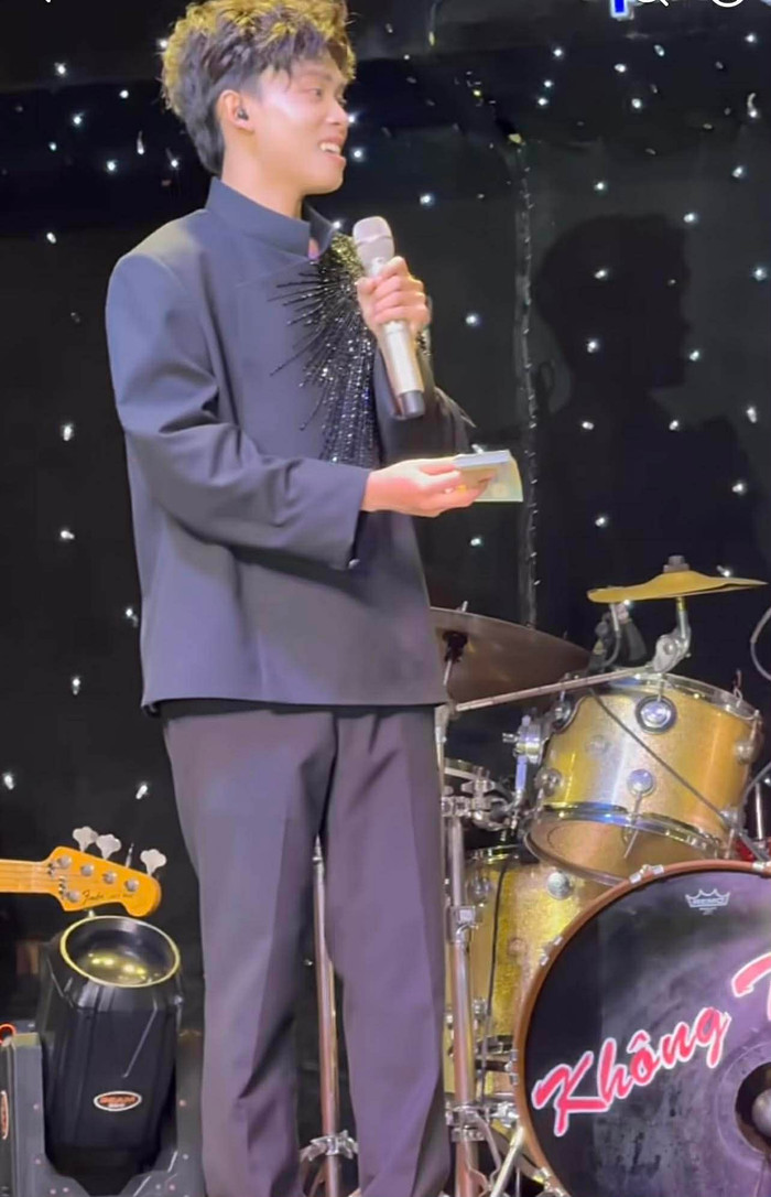 Hồ Văn Cường nhận số tiền 50 triệu từ khán giả. (Ảnh chụp màn hình từ FB Nguyên Nè)