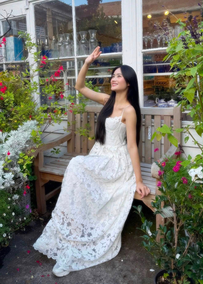 Người đẹp sinh năm 2002 diện váy trắng, tóc xõa tự nhiên cùng lối trang điểm nhẹ nhàng.