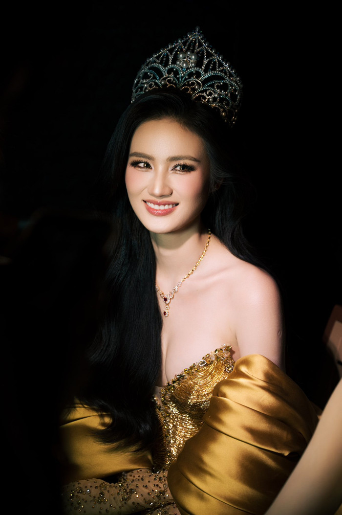 Ý Nhi thường xuyên di chuyển giữa Úc và Việt Nam trong thời gian đương nhiệm Miss World Vietnam.