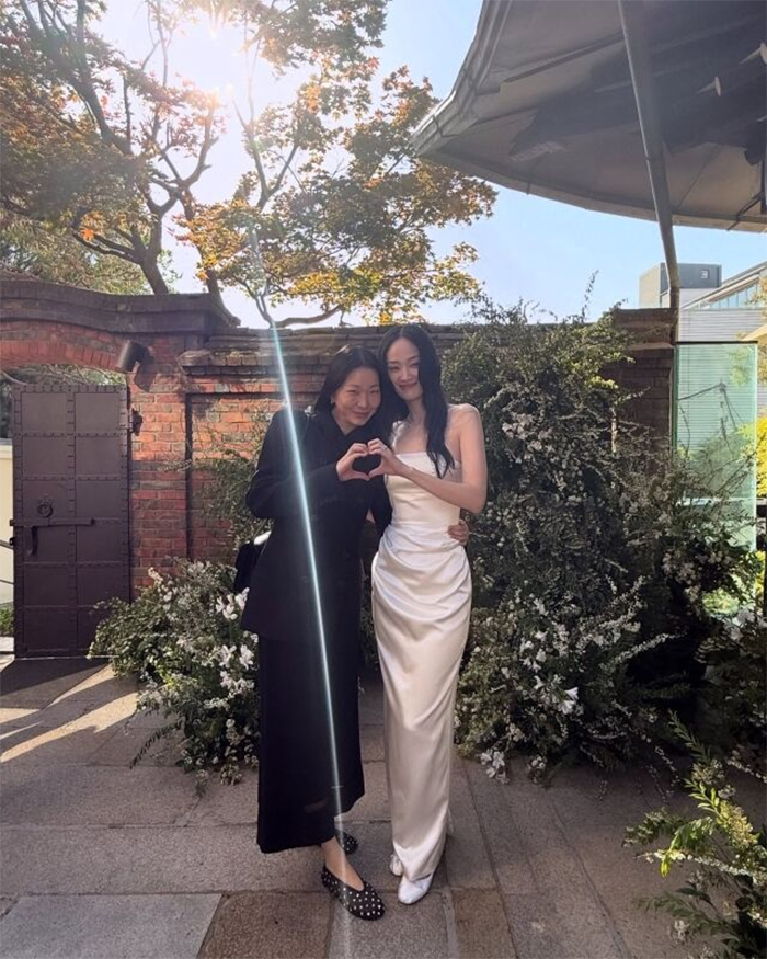 Người mẫu Jang Yoon Ju bên cạnh Shin Hyun Ji.