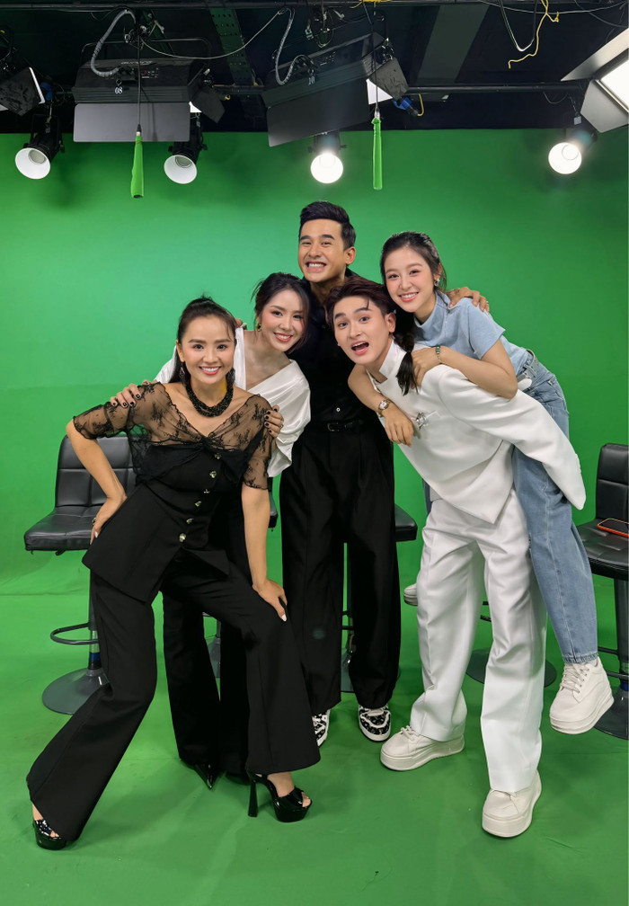 Dàn diễn viên chính góp mặt trong phim Bóng Ma Hạnh Phúc (Ảnh: FBNV).