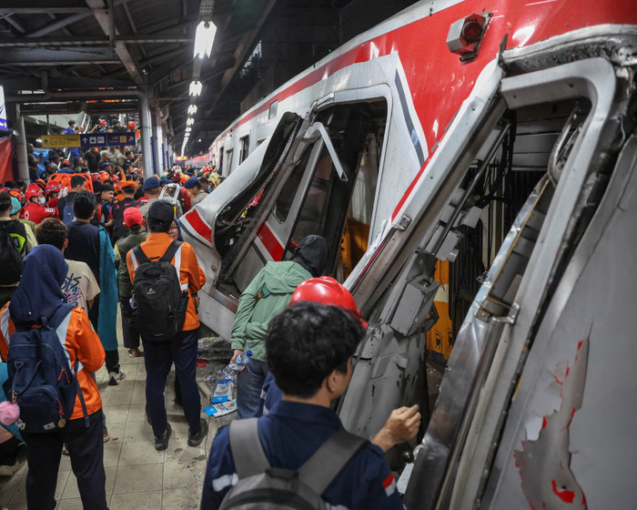 Lực lượng cứu hộ đang nỗ lực giải cứu các hành khách bị mắc kẹt trong đống đổ nát sau vụ va chạm. Ảnh: Mast Irham/EPA