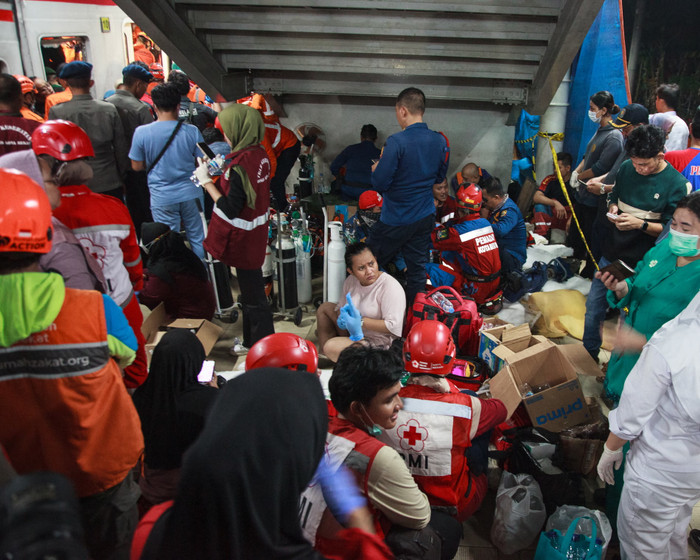Nhân viên y tế và lực lượng cứu hộ chuẩn bị trên một bục bên cạnh hiện trường vụ va chạm tại ga Bekasi Timur ngoại ô Jakarta. Ảnh: Aditya Irawan/AFP/Getty Images