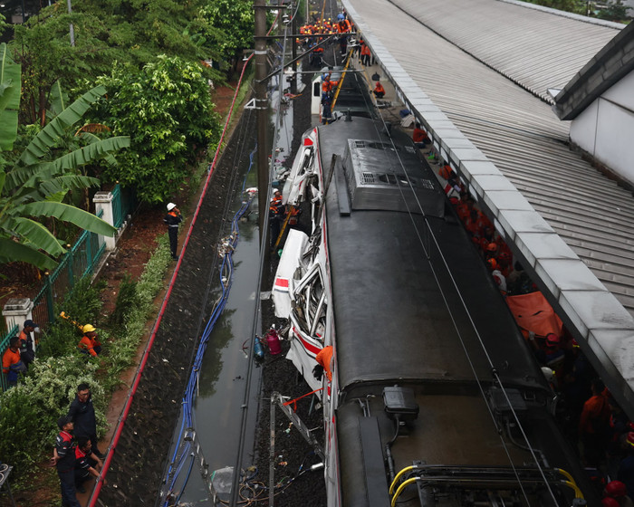 Vụ tai nạn tại ga Bekasi Timur vào sáng sớm ngày 28/4 đã khiến ít nhất bảy người thiệt mạng và 81 người bị thương. Ảnh: Willy Kurniawan/Reuters