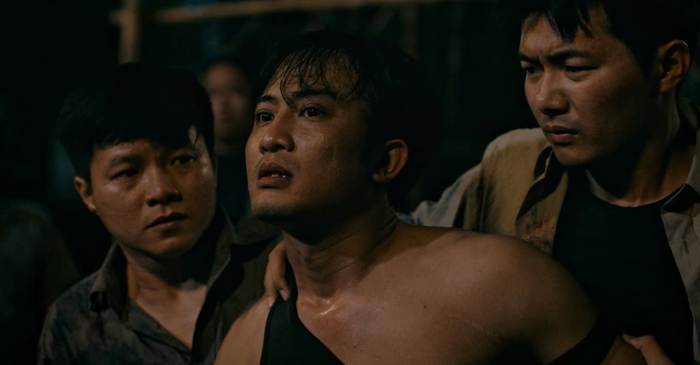 Nhân vật của Doãn Quốc Đam trong Quỷ Nhập Tràng 2 xuất hiện với vẻ ngoài đầy bất an và bí hiểm.